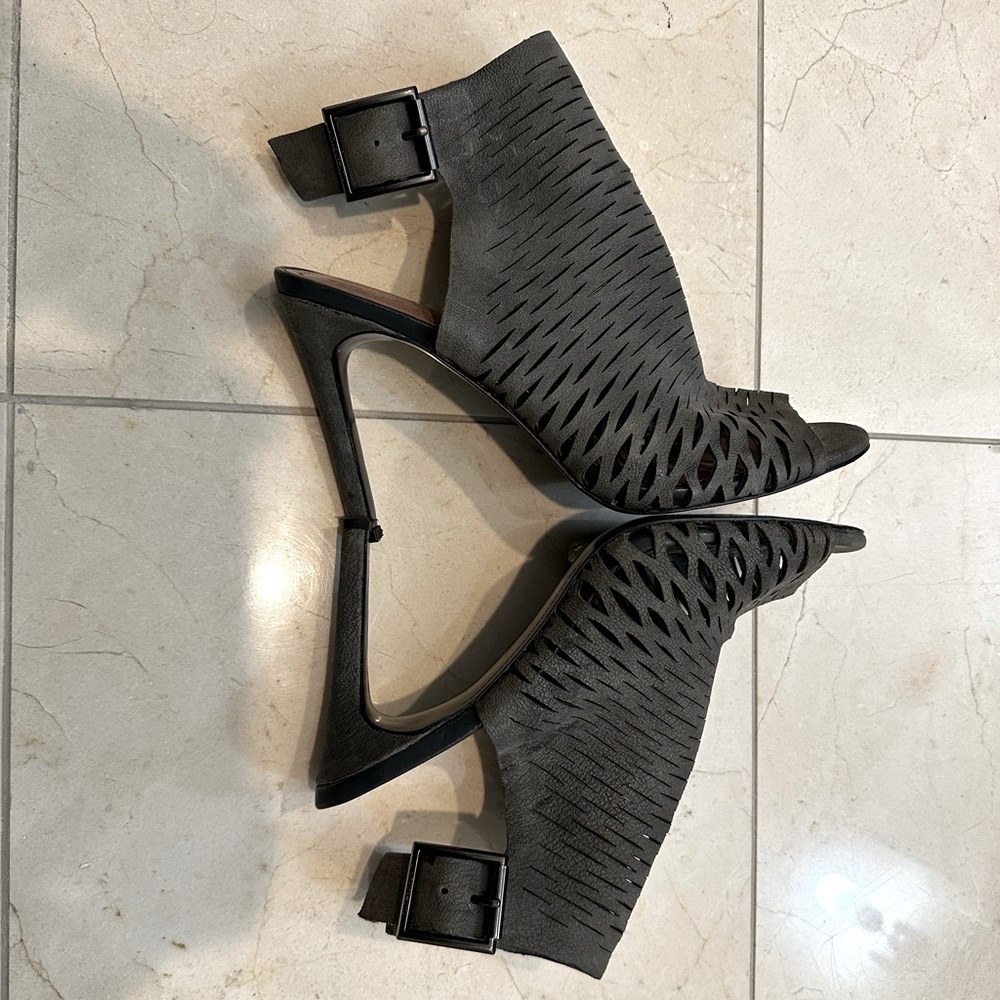 Vince Camuto open toe heels - Picture 4 of 9